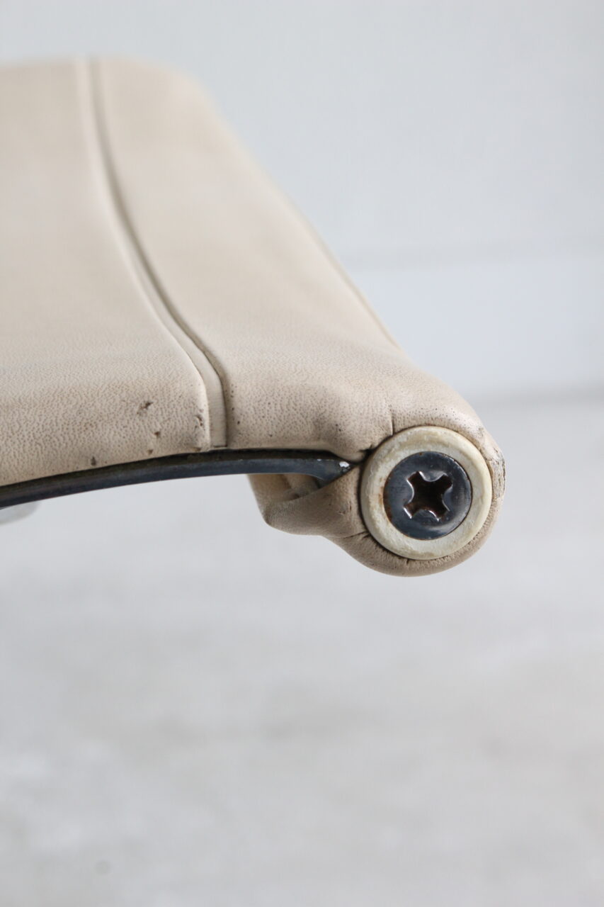 CHARLES EAMES / 1st Gen.ALUMINIUM CHAIR IN NAUGAHYDE