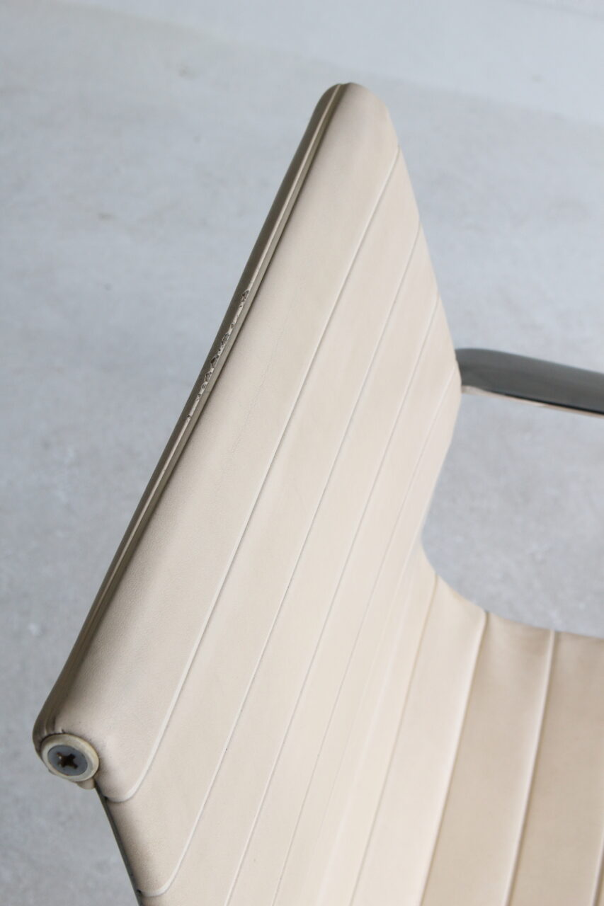 CHARLES EAMES / 1st Gen.ALUMINIUM CHAIR IN NAUGAHYDE