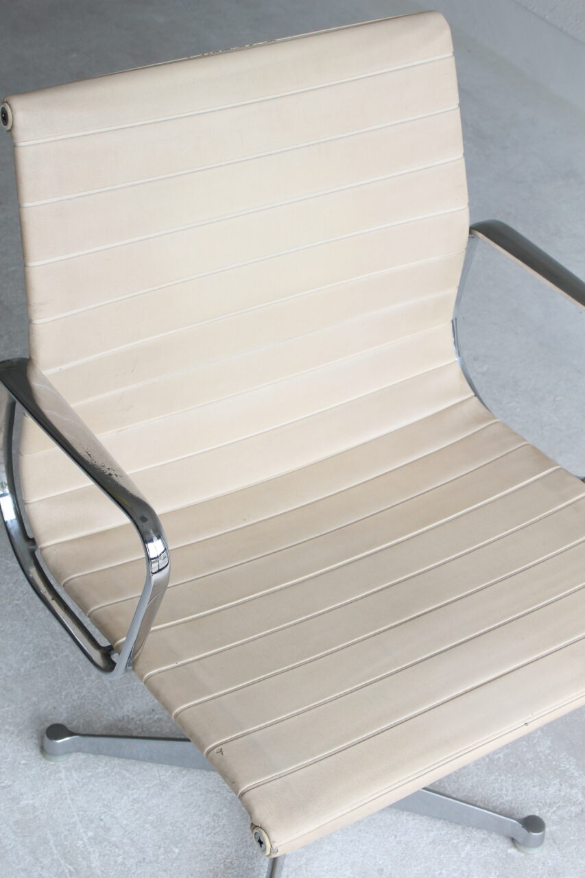 CHARLES EAMES / 1st Gen.ALUMINIUM CHAIR IN NAUGAHYDE