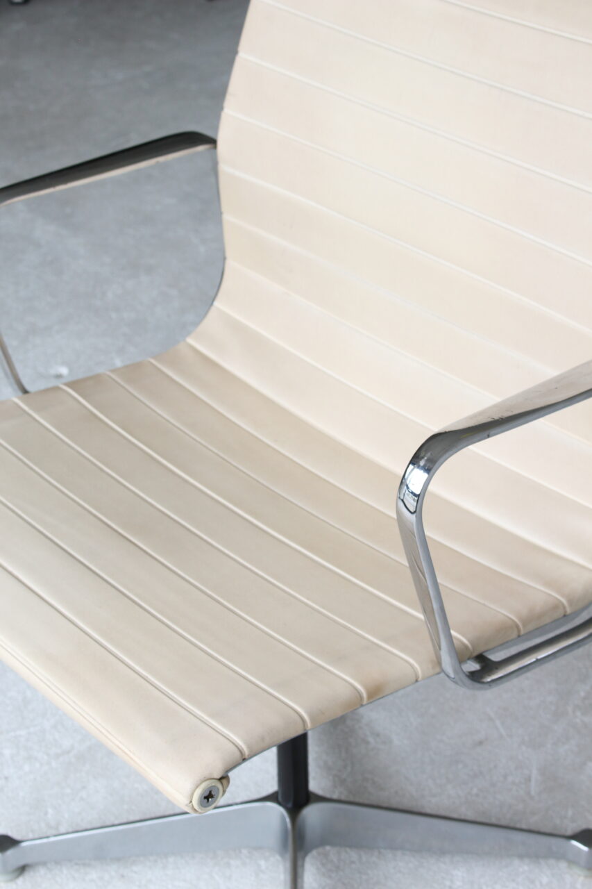 CHARLES EAMES / 1st Gen.ALUMINIUM CHAIR IN NAUGAHYDE