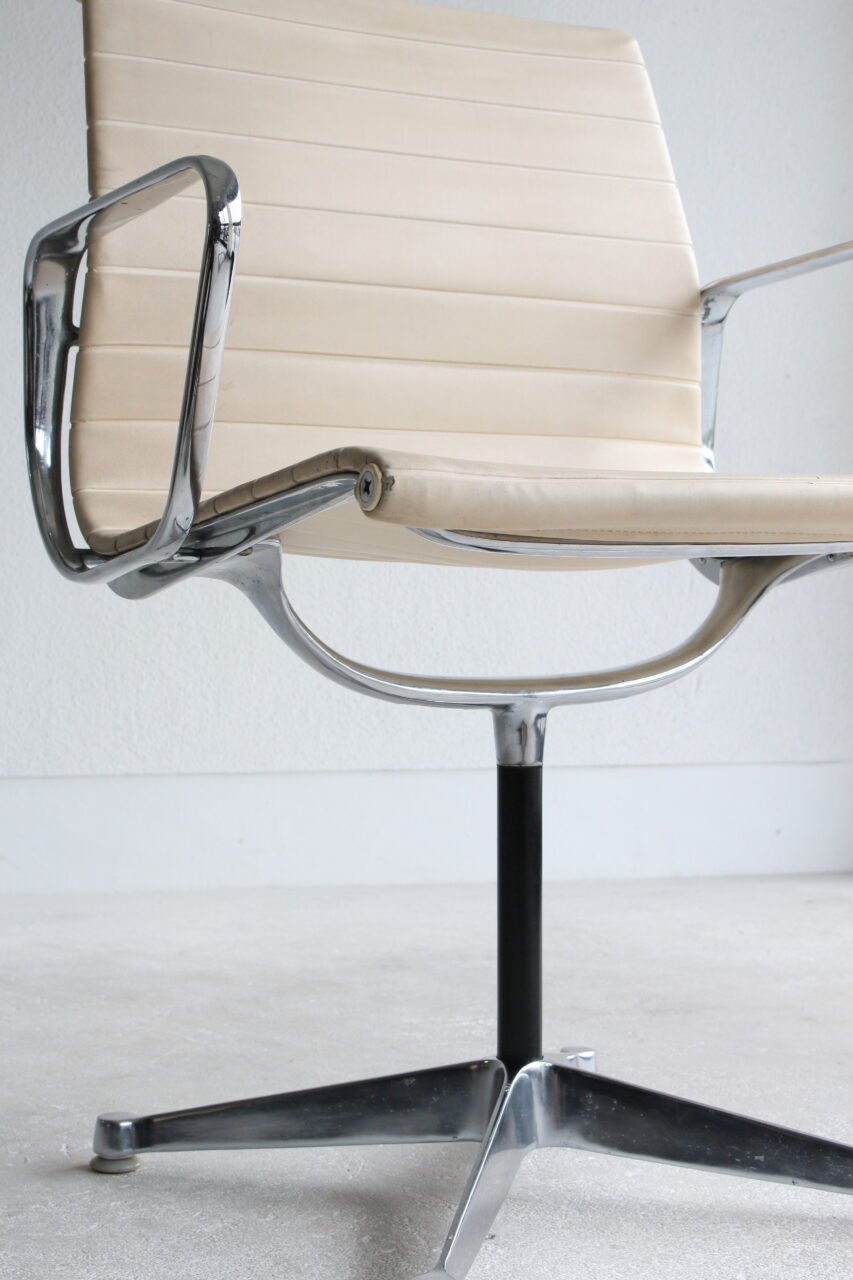 CHARLES EAMES / 1st Gen.ALUMINIUM CHAIR IN NAUGAHYDE
