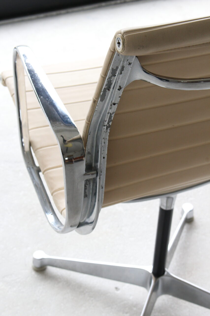 CHARLES EAMES / 1st Gen.ALUMINIUM CHAIR IN NAUGAHYDE