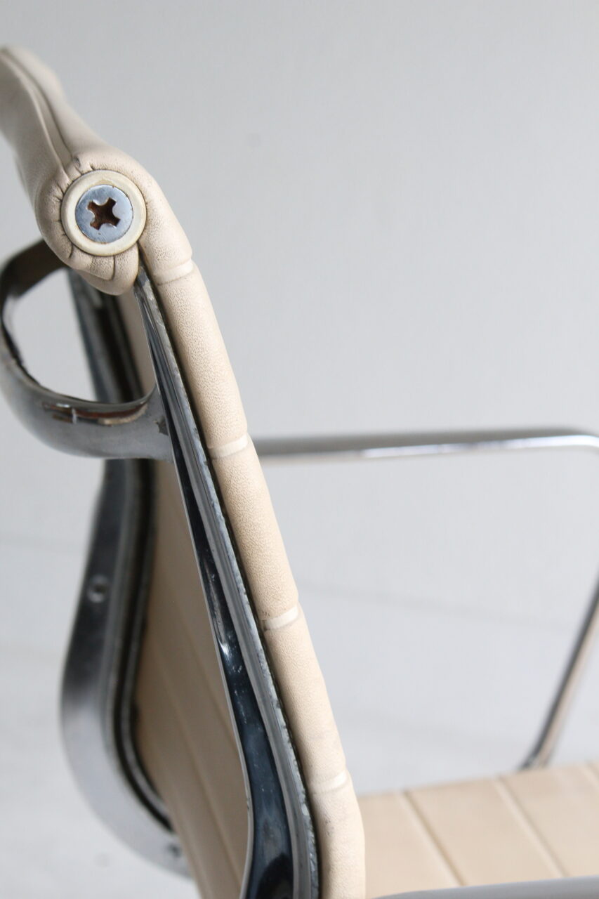 CHARLES EAMES / 1st Gen.ALUMINIUM CHAIR IN NAUGAHYDE