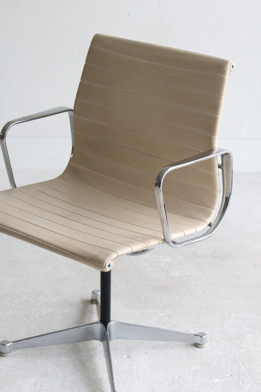 CHARLES EAMES / 1st Gen.ALUMINIUM CHAIR IN NAUGAHYDE