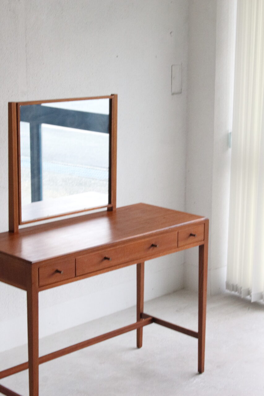 VINTAGE DRESSING TABLE