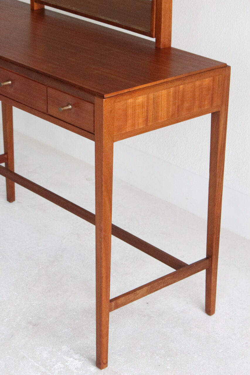VINTAGE DRESSING TABLE