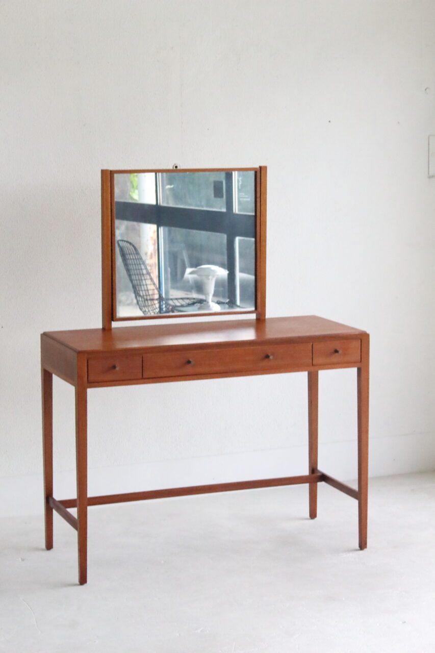VINTAGE DRESSING TABLE